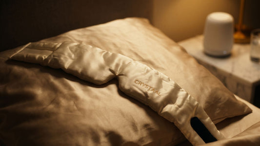 Masque de nuit en soie de mûrier ivoire sur taie champagne — blackout total pour déclencher le sommeil profond et optimiser la récupération
