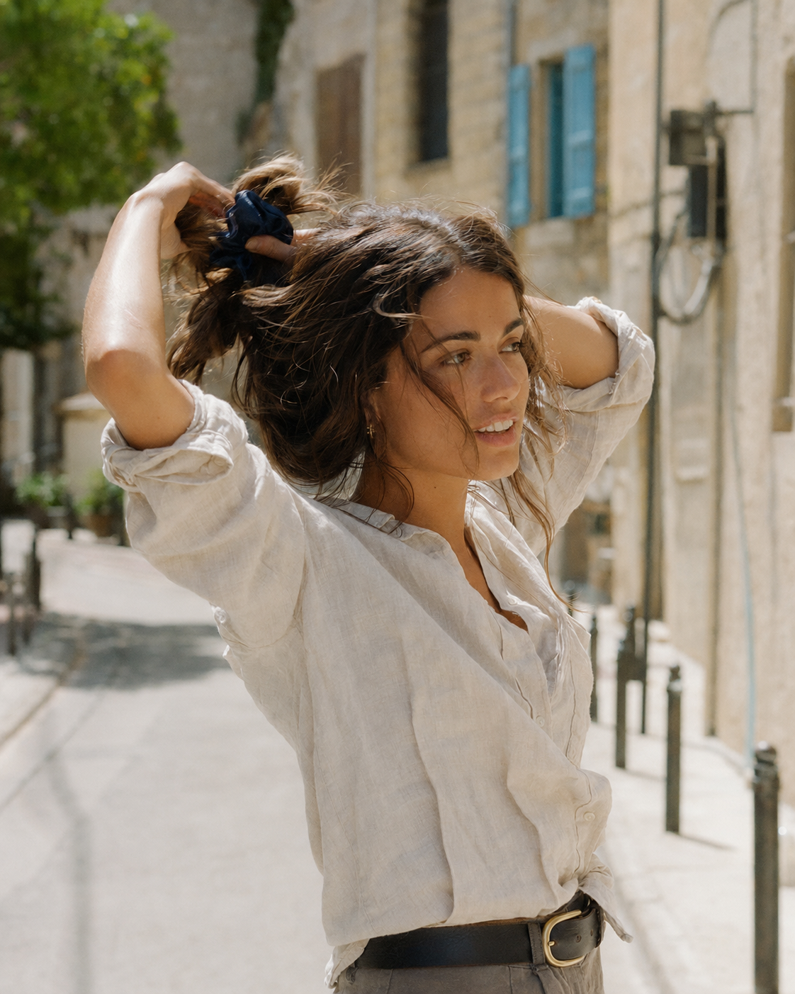 Femme portant un chouchou en soie bleu navy sur la Côte d’Azur