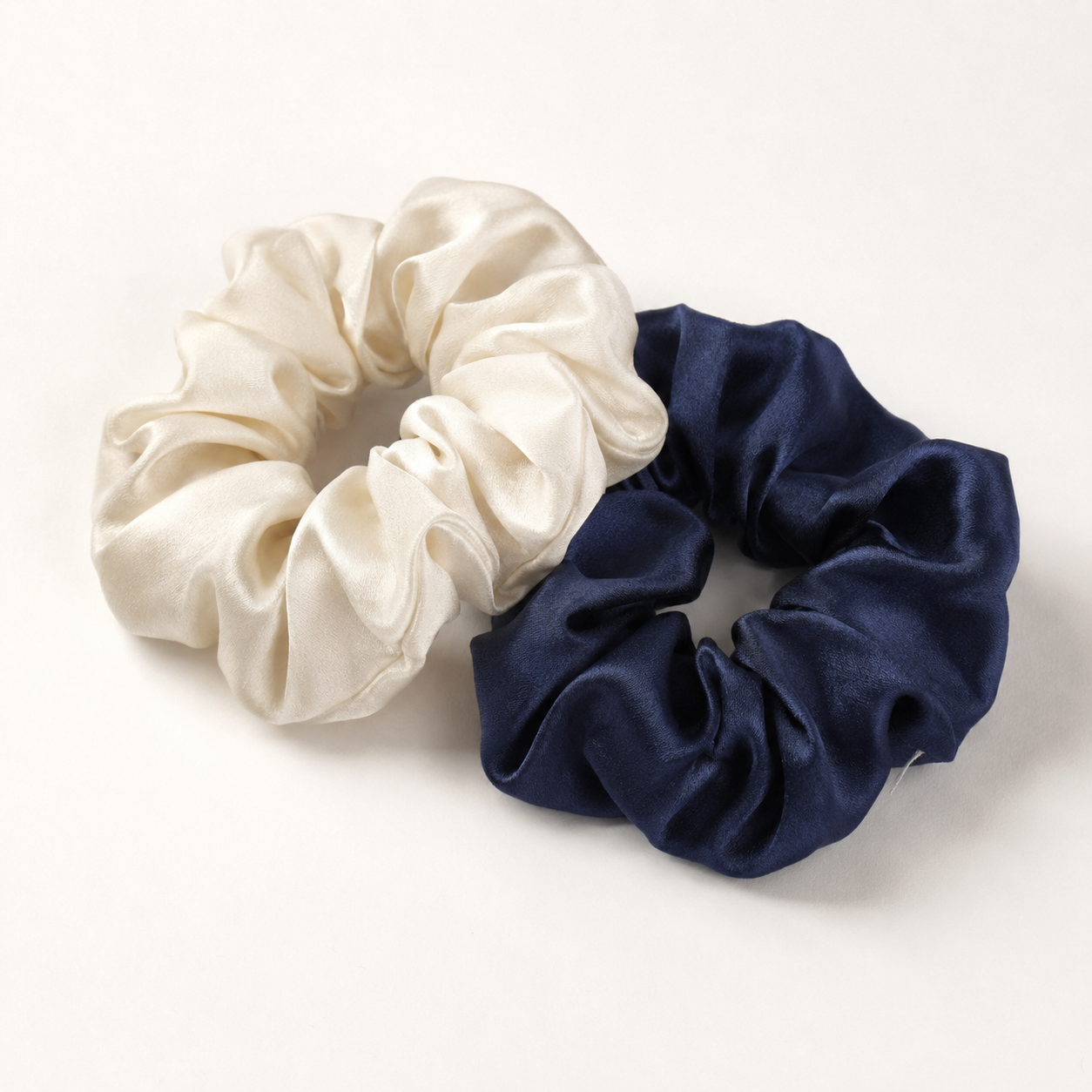 Duo de chouchous en soie de mûrier blanc coquillage et bleu navy Crystaal
