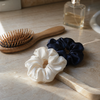 Chouchous en soie blanc coquillage et bleu navy dans un rituel beauté du matin