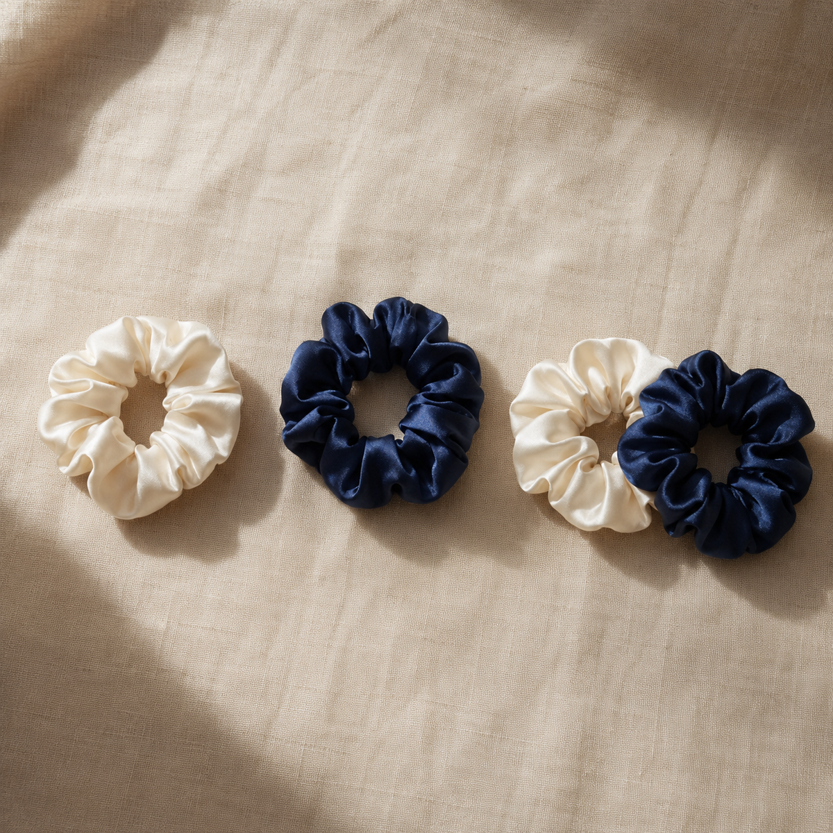 Chouchous en soie disponibles en blanc coquillage, bleu riviera et en duo