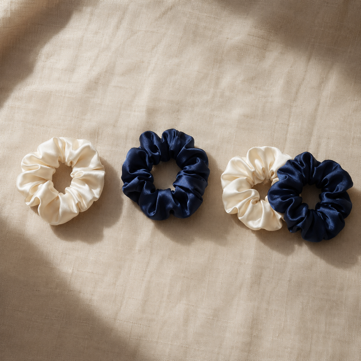 Chouchous en soie disponibles en blanc coquillage, bleu riviera et en duo