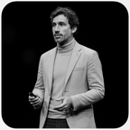 portrait noir et blanc d’un homme élégant en col roulé et blazer, ambiance minimaliste et luxe pour univers premium
