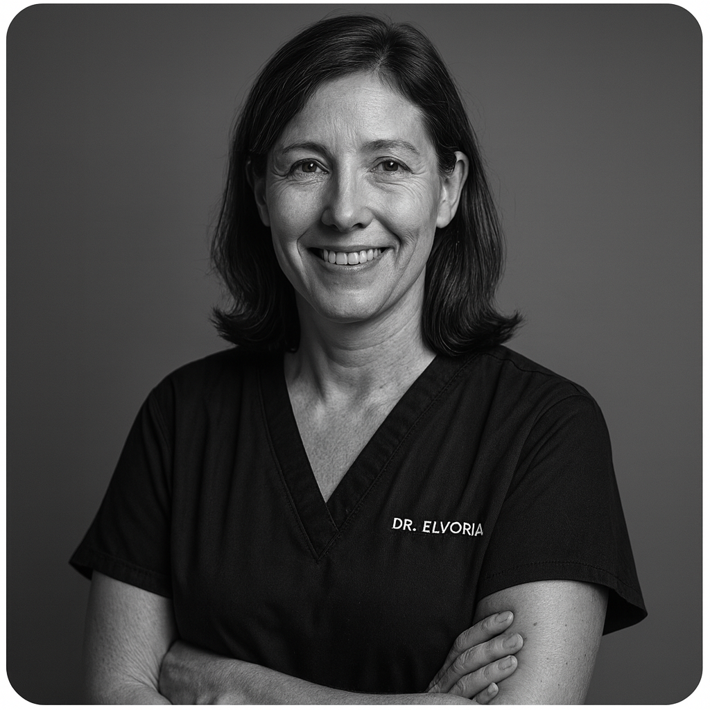 portrait noir et blanc d’une femme souriante en tenue professionnelle, bras croisés, style premium et rassurant