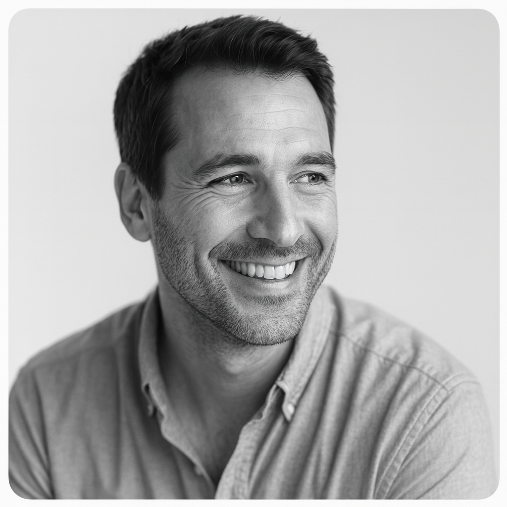 portrait noir et blanc d’un homme souriant en chemise claire, style lifestyle premium et rassurant