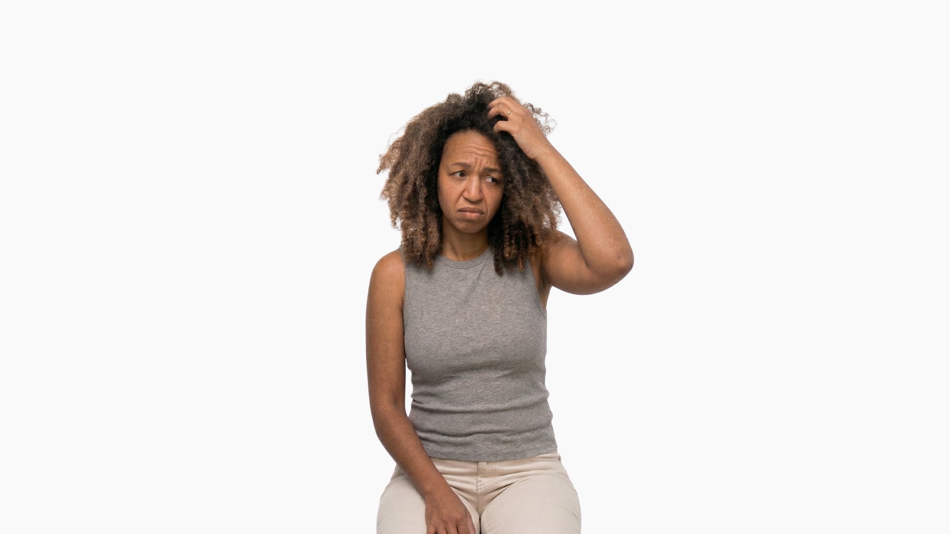 Femme frustrée par des cheveux emmêlés et secs – problème de frottement pendant le sommeil