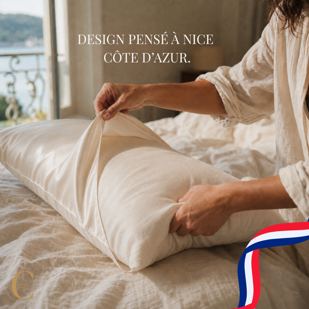 Taie d'oreiller en soie de mûrier Taie Azure 50 × 70 cm installée sur un oreiller